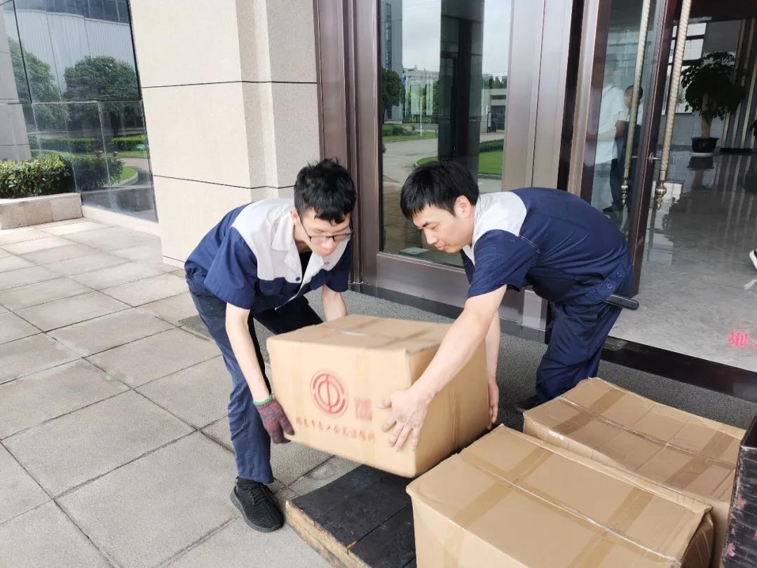 “夏日送清涼”，通力向生產一線員工分發市總工會夏日慰問品